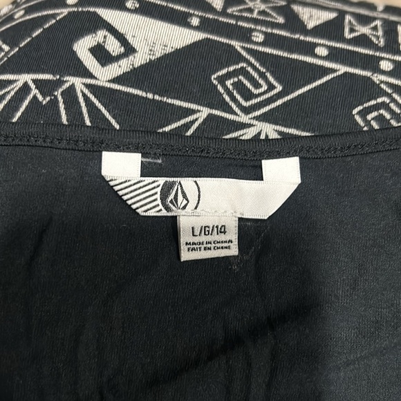 Volcom Women’s Black & White Print Pocket Front Super Soft Tank Top Large - Picture 8 of 9